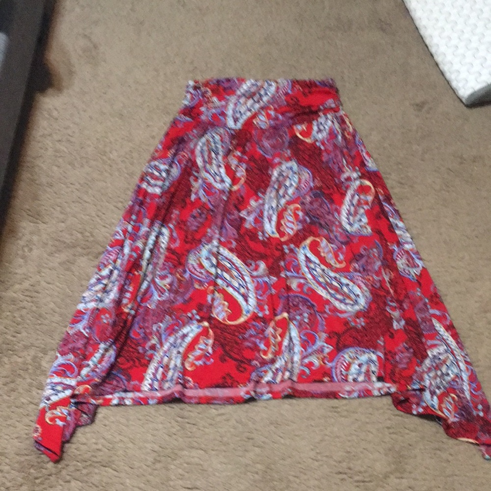 This xl skirt is flowy, stretchy material, lightweight and over the knees
